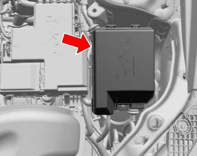 The location of the fuses in the engine compartment: Chevrolet TrailBlazer (2020, 2021...)