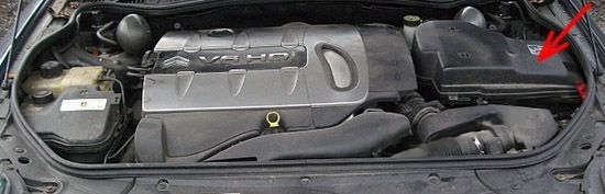 The location of the fuses in the engine compartment: Citroën C6 (2007, 2008, 2009, 2010, 2011, 2012)