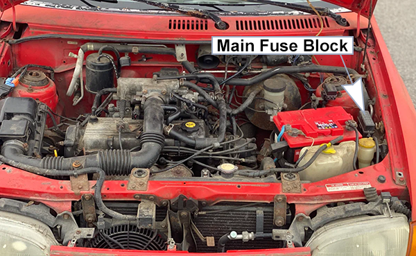 Ford Aspire (1996-1997): Engine compartment fuse box location