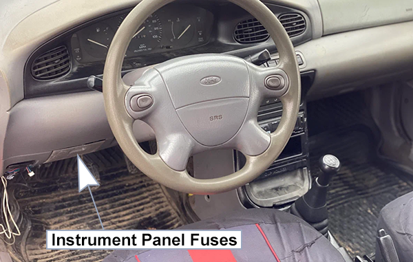 Ford Aspire (1996-1997): Instrument panel fuse box location